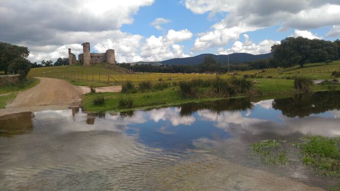 El vado sobre el Arroyo de la Víboras, con el Castillo de las Torres al fondo.