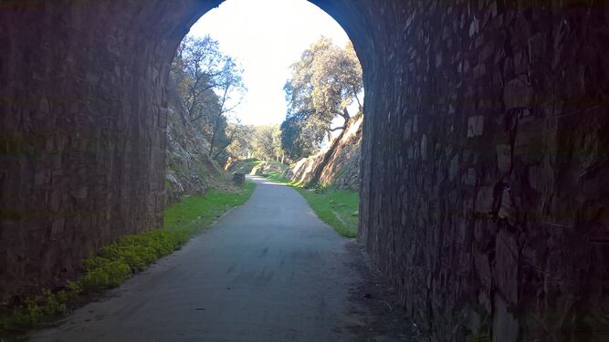 El trazado sigue la antigua vía del tren y pasa por un peculiar tunel.