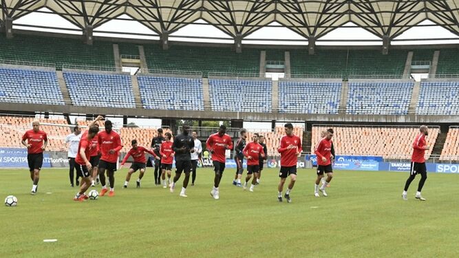 La plantilla del Sevilla se ejercita en el Estadio Nacional de Tanzania.