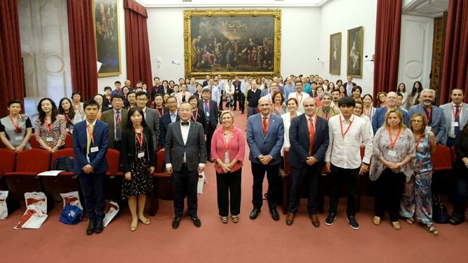 Foto de familia del encuentro en la US con los 28 representantes de las universidades chinas.