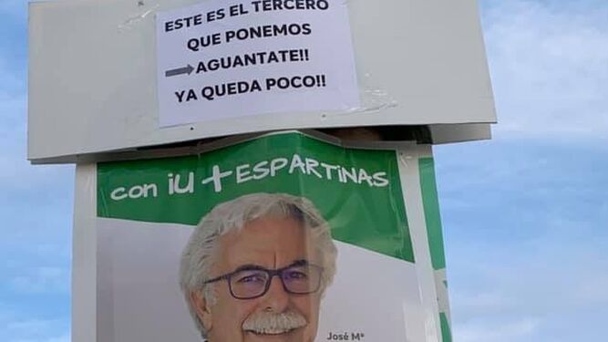 El cartel del candidato de IU en Espartinas, con la peculiar petición para que no lo arranquen.