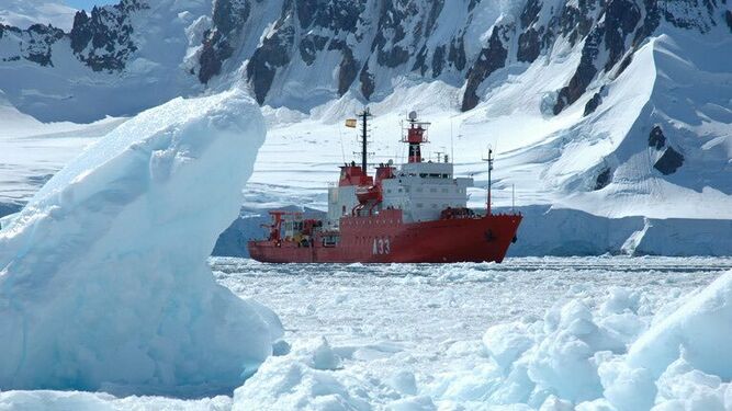 El 'Hespérides' atraviesa el hielo antártico.