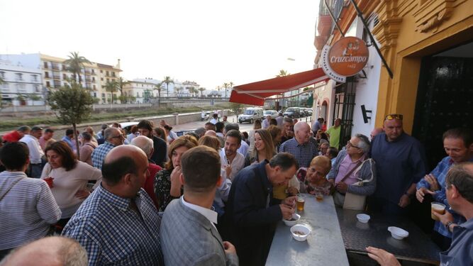 El PSOE durante la celebración de una degustación de caracoles en la Casa del Pueblo.