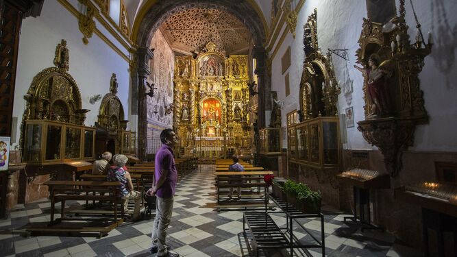 Un hombre contempla la imagen de San Pancracio que se venera en la iglesia del convento de Santa María de Jesús.