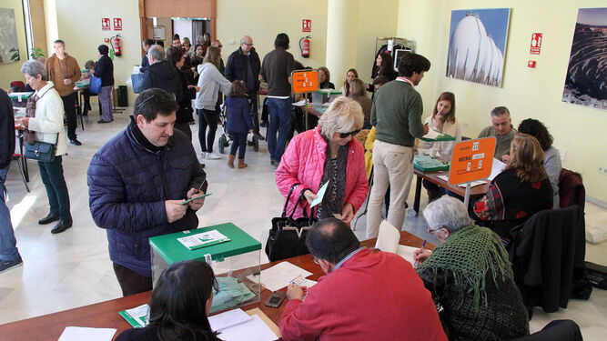 Varios votantes en un colegio de Huelva durante las pasadas elecciones autonómicas del 2 de diciembre de 2018.