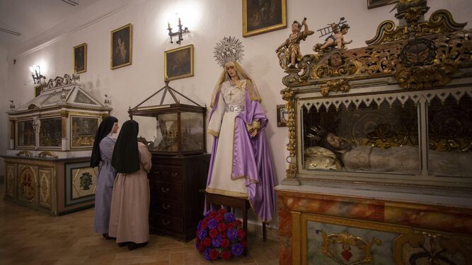 Las religiosas observan uno de los tesoros que guarda el convento.