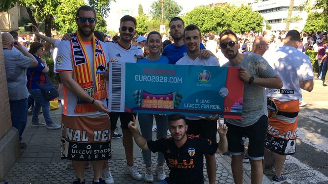 Aficionados del Valencia portan la entrada de la Eurocopa 2020.