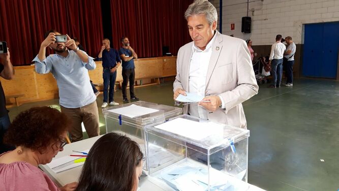 El delegado del Gobierno, Lucrecio Fernández, votando en un colegio electoral de Mairena del Aljarafe