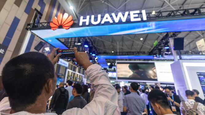 Expositor de Huawei en una feria sobre el big data en Guiyang (China)