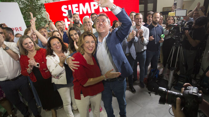 Espadas, abrazado con Susana Díaz, saluda a los militantes asomados en la primera planta de la sede.