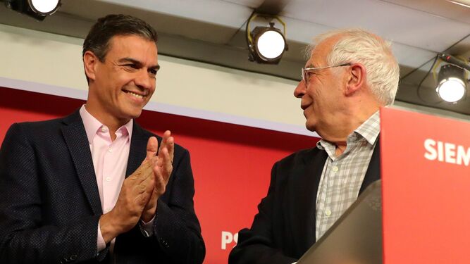 Pedro Sánchez aplaude a Josep Borrell por su claro triunfo en las elecciones europeas.