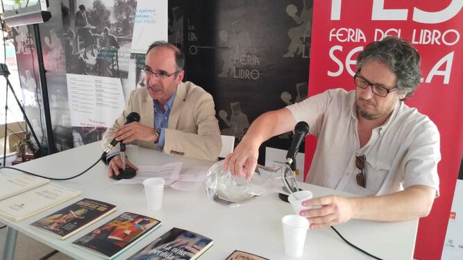 Luis Méndez, director del Cicus, y David González Romero, editor de El Paseo, en la presentación de la edición de los premios.
