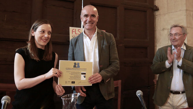 Victoria León recoge el Premio Hermanos Machado de Poesía.
