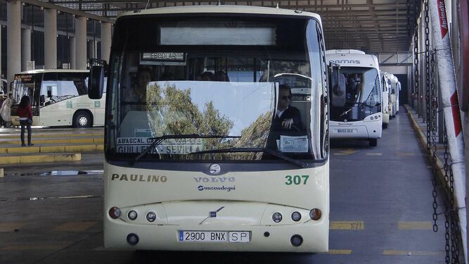 Salida de autobuses de la estación Plaza de Armas de Sevilla.