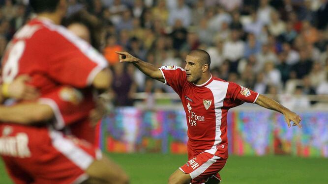 Aranda celebra un gol en el Valencia-Sevilla de la 04-05.