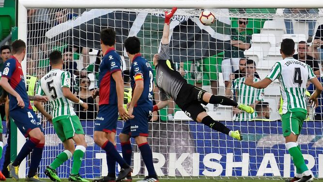 Joaquín marca el gol que le dio el triunfo al Huesca frente al Betis.