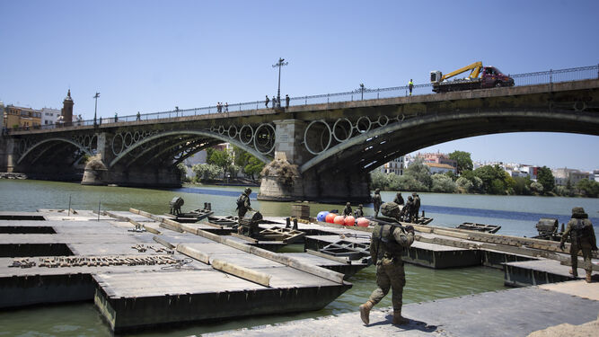 Montaje de puente flotante entre Sevilla y Triana por el D&iacute;a de las Fuerzas Armadas