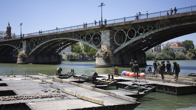 Montaje de puente flotante entre Sevilla y Triana por el D&iacute;a de las Fuerzas Armadas