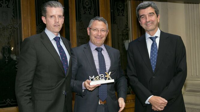 Francisco Javier Rubio, CEO de Tier1, en el centro, con el reconocimiento como empresa nominada.