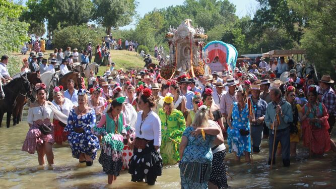 La Hermandad de La Puebla del Río cruzando el Vado del Quema.