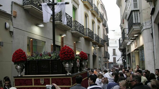 Una cruz de mayo por el centro de Sevilla.