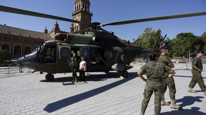 Un helicóptero del Ejército de Tierra en la Plaza de España.