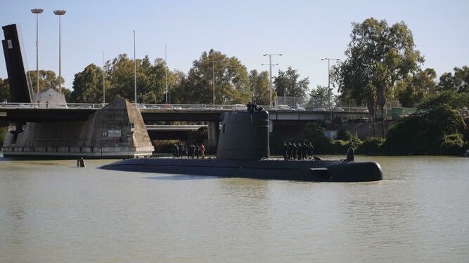 Las mejores fotos de la llegada del submarino 'Tramontana' a Sevilla