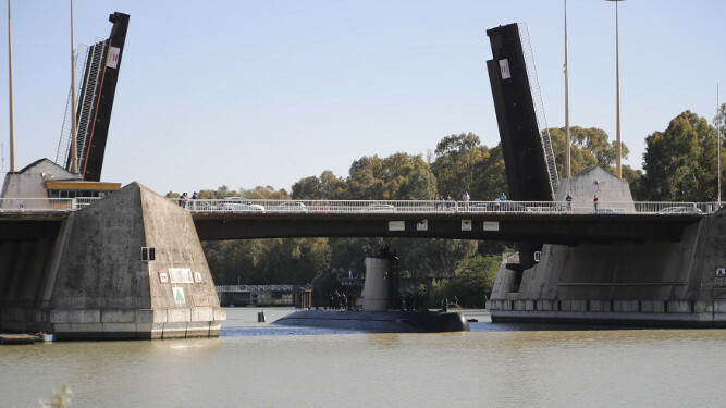 El submarino 'Tramontana', bajo el Puente de las Delicias