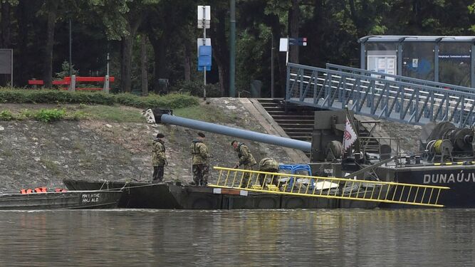 Soldados trabajan en la búsqueda de víctimas de un naufragio este jueves por el Danubio en Budapest.