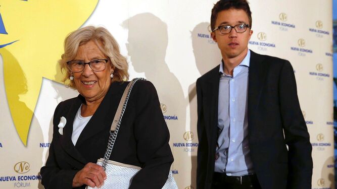 El candidato de Más Madrid a la Comunidad, Íñigo Errejón, junto a la alcaldesa, Manuela Carmena, en un desayuno informativo el pasado 21 de mayo.