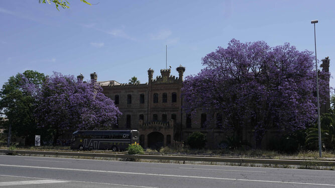 Fachada principal del edificio de Mando del cuartel de Caballería Alfonso XIII.