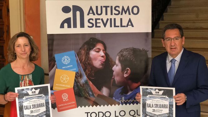Mercedes Molina (Autismo Sevilla) y Antonio Pulido (Fundación Cajasol) en la presentación del cartel.