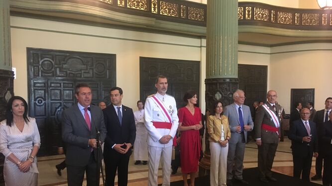 El alcalde, Juan Espadas, pronuncia unas palabras durante la recepción, en presencia de los Reyes, el presidente de la Junta y otras autoridades.