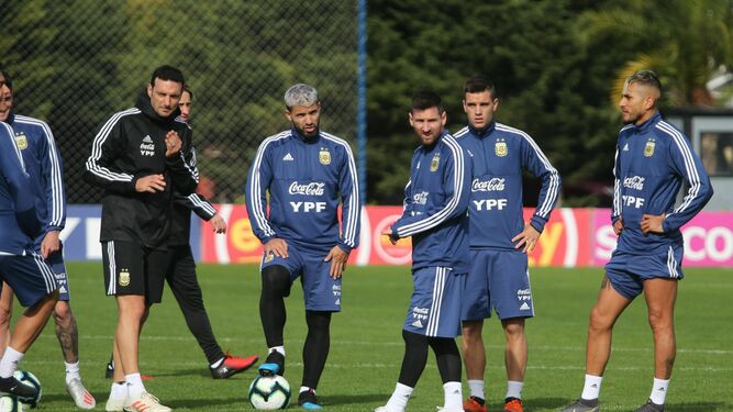 Lo Celso junto a Messi, en el entrenamiento de la selección argentina.