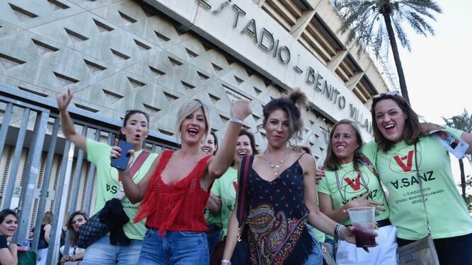 Fans de Alejandro Sanz, en la inmediaciones del Benito Villamarín, lugar del concierto del cantante.