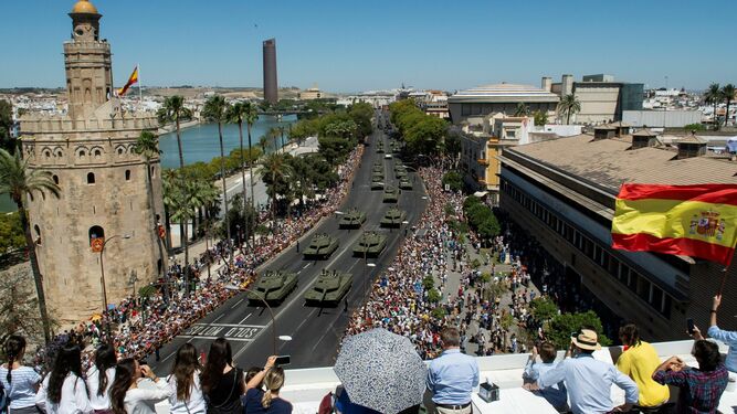 Imagen del desfile desde el Edificio Cristina.