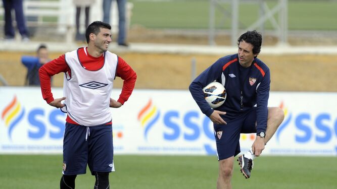 Reyes bromea junto a Emery durante un entrenamiento en la ciudad deportiva sevillista a finales de 2012.