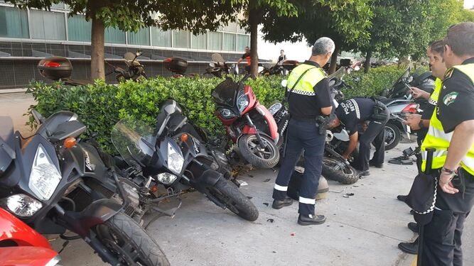Un conductor choca contra varias motos aparcadas junto a una comisaría