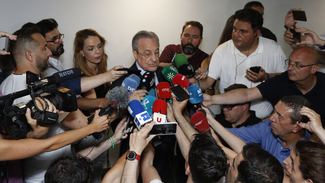Florentino Pérez atiende a los medios de comunicación.