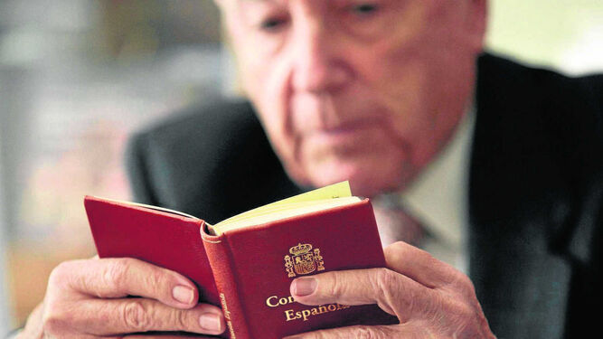 Manuel Clavero lee un ejemplar de la Constitución.