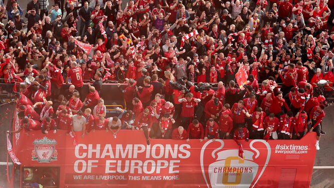 Los jugadores del Liverpool celebran la victoria con sus jugadores