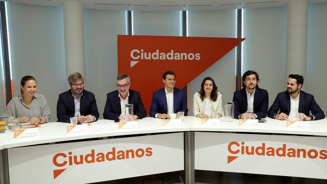 El líder de Ciudadanos, Albert Rivera (c), durante la reunión del Comité Ejecutivo de la formación naranja celebrada este lunes en su sede central de la madrileña callé Alcalá.