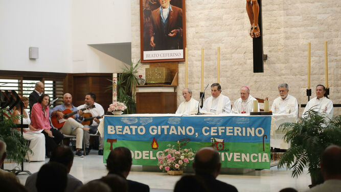 Esperanza Fernández y el resto de artistas en la misa por el beato Ceferino en la parroquia de las Letanías.