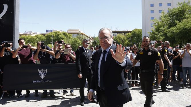 Florentino Pérez, presidente del Real Madrid, ayer entrando en la capilla ardiente de Reyes.