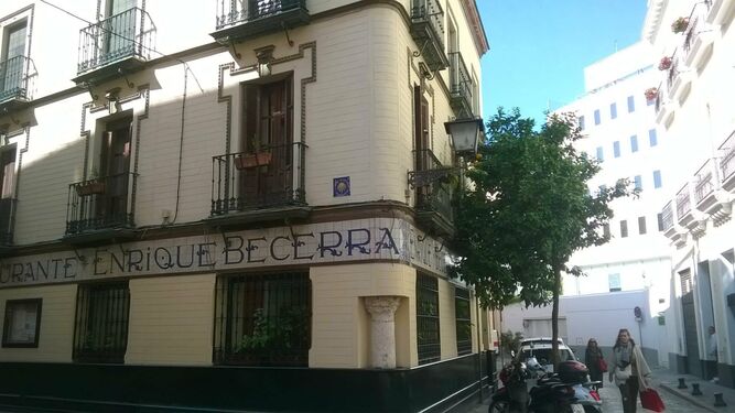 Una se&ntilde;al colocada en El Arenal, en la esquina del Restaurante Enrique Becerra.