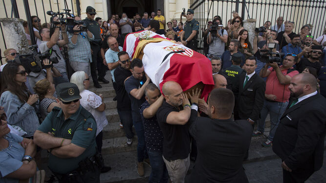 El féretro de Reyes tras el funeral en Utrera.
