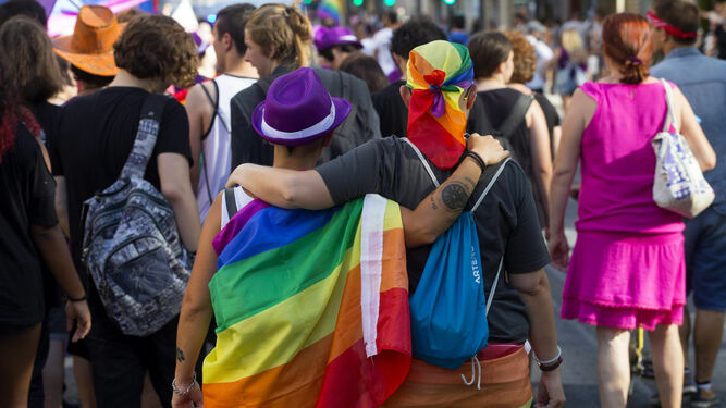Una pareja durante la celebración del orgullo gay.
