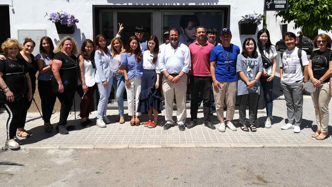 El equipo y concursantes del 'reality' coreano con el alcalde de Carmona.