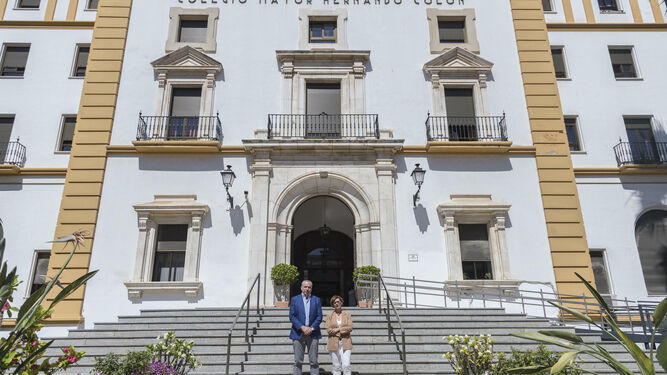 La vicerrectora, Ana María López; y el director, Antonio Navajas, a las puertas del Hernando Colón.