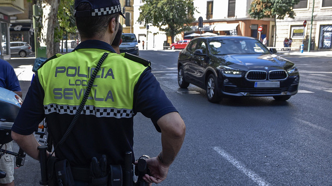 Un policía local por las calles de Sevilla.